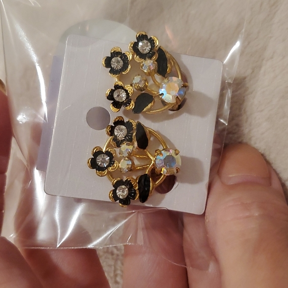 AUSTRIA  Vintage goldtone clip on earrings clear rhinestones floral  design - Picture 5 of 5